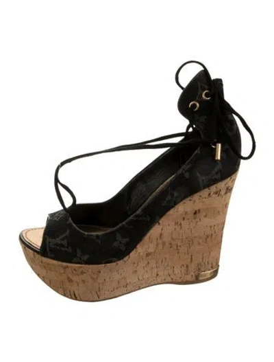 Pre-owned Louis Vuitton Canvas Patterned Pumps In Black