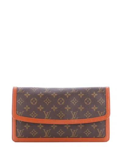 Pre-owned Louis Vuitton Dame Pochette Monogram Canvas Gm Clutch Bag In Brown