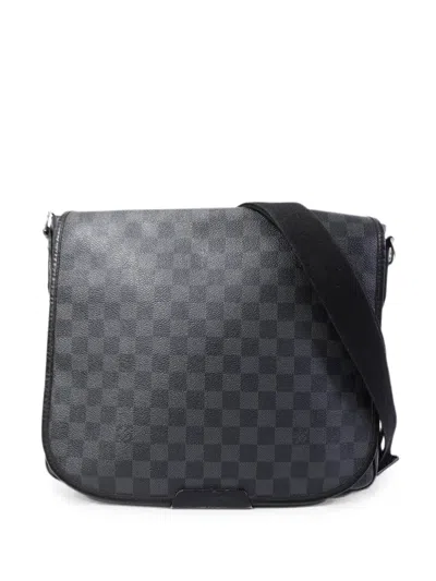 Pre-owned Louis Vuitton Daniel Mm Damier Graphite Shoulder Bag In Black