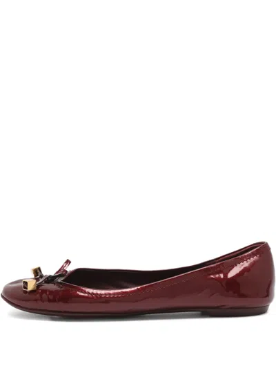 Pre-owned Louis Vuitton Debbie Bow Patent-leather Flats In Red