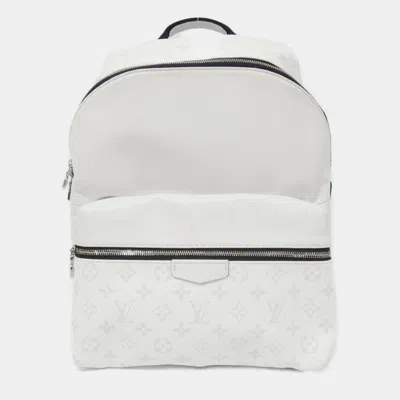 Pre-owned Louis Vuitton Discovery Pm White Taiga Leather Backpack