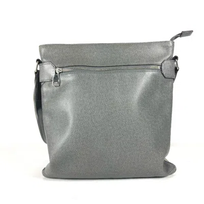 Pre-owned Louis Vuitton Gray Taiga Leather Pochette Shoulder Bag ()