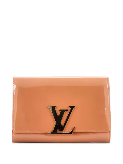 Pre-owned Louis Vuitton Louise Patent Mm Clutch Bag In Neutral