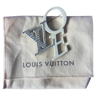 Pre-owned Louis Vuitton Lv Love Brooch In White Resin And Swarovski Crystals, Made In France