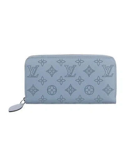 Pre-owned Louis Vuitton Lv Monogram Mahina Leather Zippy Wallet In Blue