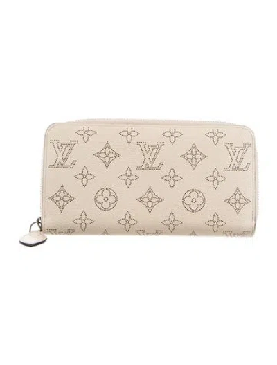 Pre-owned Louis Vuitton Lv Monogram Mahina Leather Zippy Wallet In Neutral