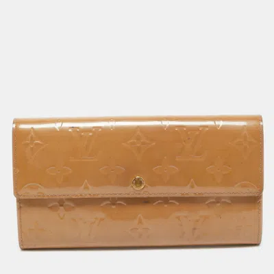 Pre-owned Louis Vuitton Noisette Monogram Vernis Sarah Wallet In Beige