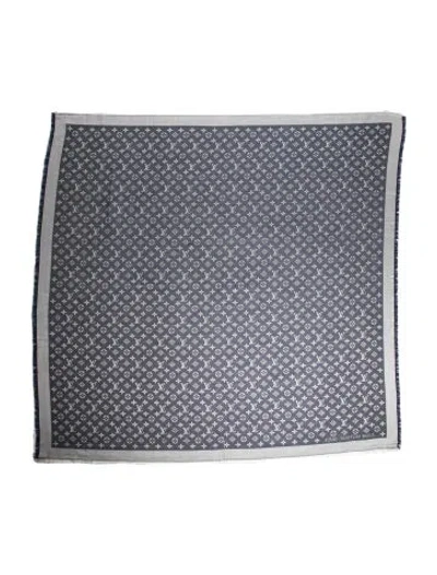 Pre-owned Louis Vuitton Silk 2019 Shawl In Blue