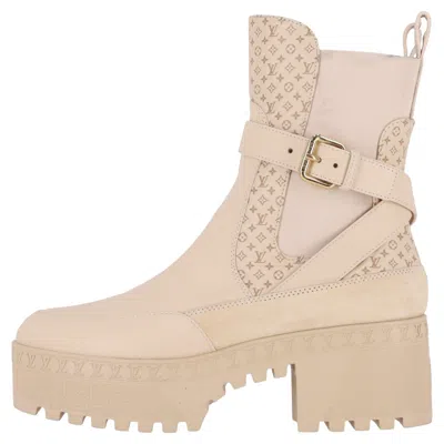 Pre-owned Louis Vuitton Suede 'lv' & Logo Embossed Laureate Platform Desert Boots In Sand