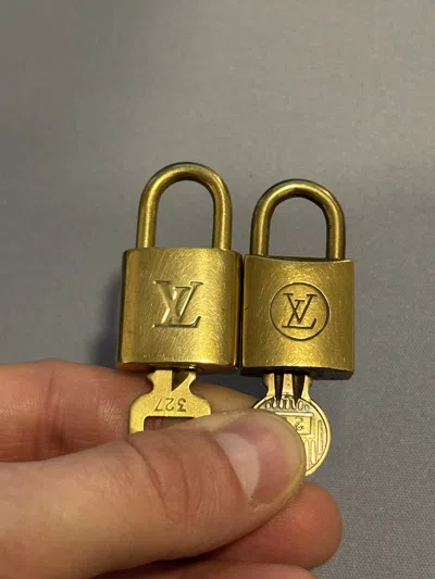 Pre-owned Louis Vuitton Vintage  327 & 215 Lock With Key 026 In Gold