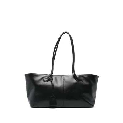 Low Classic Leather Shoulder Bag In Black