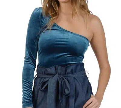 Lucca One Shoulder Velvet Top In Emerald In Blue