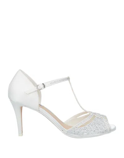 Luciano Barachini Pumps In White