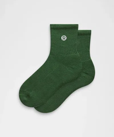 Lululemon Unisex Daily Essential Quarter Socks In Green