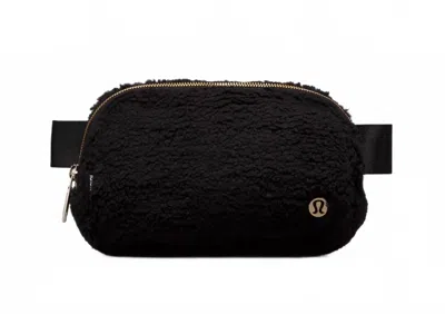 Lululemon Unisex Everywhere Fleece Belt Bag In Black/ Gold