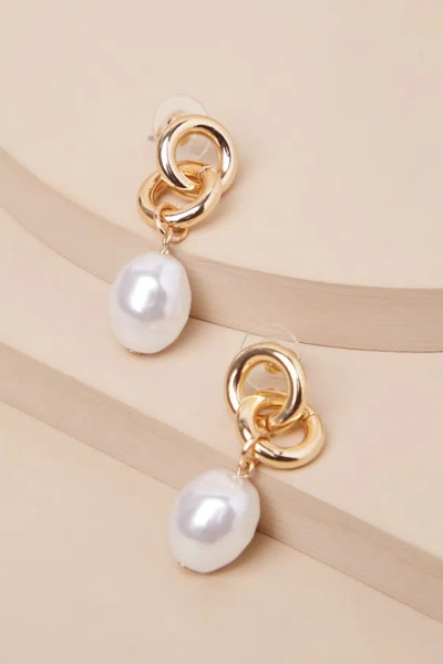Lulus Deluxe Glamour Gold Pearl Charm Interlocking Earrings