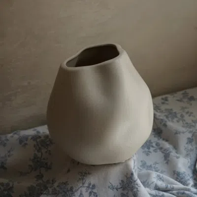 Luxenhome Ivoire Ceramic Vase Tabletop Vase, Round