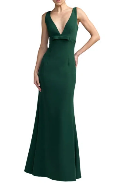 Mac Duggal Petite Crepe Sleeveless V Neck Sheath Gown With Bow In Emerald