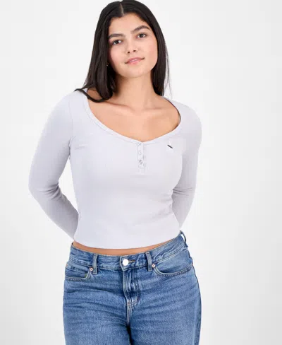 Madden Girl Juniors' Hacci Embroidered Long-sleeve Henley In Gray