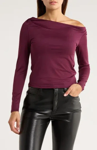Madden Girl Long Sleeve Asymmetric Top In Burgundy