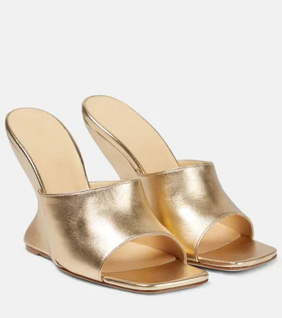 Magda Butrym Pantoletten Inverted Wedge Aus Metallic-leder In Gold