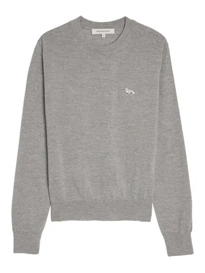 MAISON KITSUNÉ SUÉTER CUELLO REDONDO - GRIS