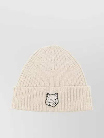 Maison Kitsuné Casual Embroidered Patch Ribbed Knit Hat In White
