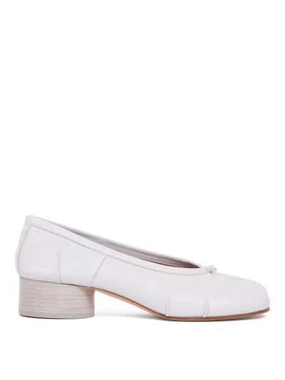 Maison Margiela Unique Split-toe Flats With Low Block Heel In Gray