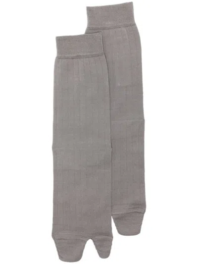 Maison Margiela Ankle-length Ribbed Tabi Socks In Grey