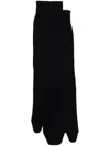 Maison Margiela Calzini Lunghi Tabi In Jersey Di Lana In Black