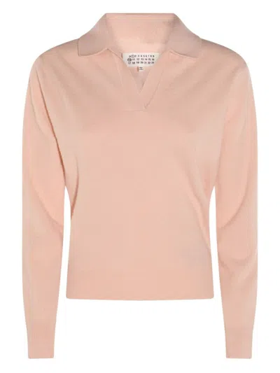 MAISON MARGIELA MAISON MARGIELA LIGHT PINK WOOL POLO SHIRT WITH OPEN COLLAR AND RIBBED EDGES