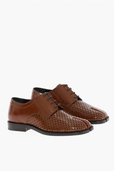 Maison Margiela Mm22 Perforated Leather Tabi Derby Shoes In Brown