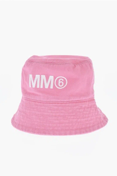 Maison Margiela Mm6 Solid Color Bucket Hat With Printed Logo In Pink