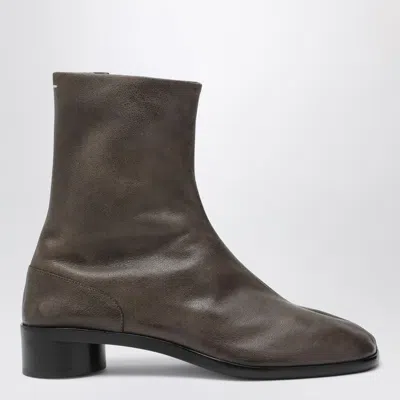 MAISON MARGIELA MAISON MARGIELA TABI ANKLE BOOT IN BROWN LEATHER