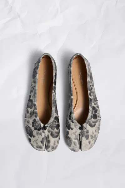 Maison Margiela Tabi Ballerina Crackle Flower Print Woman White And Black