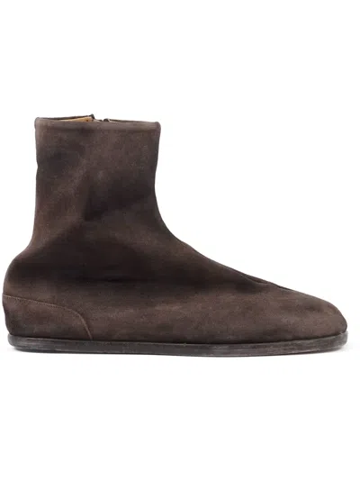 Maison Margiela Tabi Flat Suede Boots In 褐色