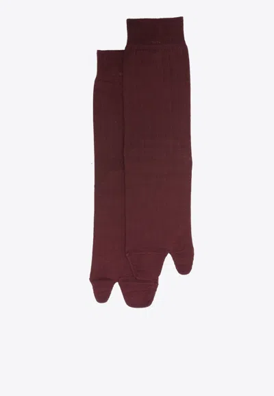 Maison Margiela Tabi Ribbed Knit Socks In Burgundy