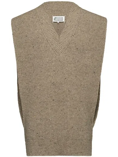 Maison Margiela Knitted V-neck Stole In Braun