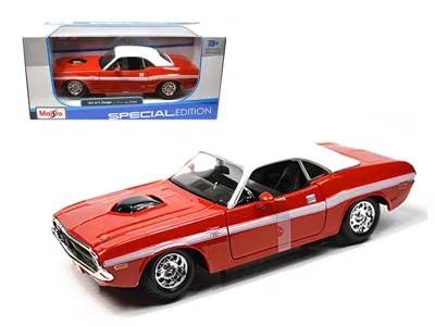 Maisto 1970 Dodge Challenger R/t Coupe Red With White Top And White Stripes 1/24 Diecast Model Car By Maist