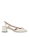 Maje Slingback-pumps Aus Leder Mit Kettenverzierung In Off White