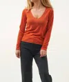 MAJESTIC CASHMERE HD LONG SLEEVE V NECK TOP IN PUMPKIN