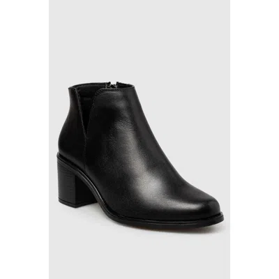 Manela Alessa Block Heel Side Up Bootie In Black