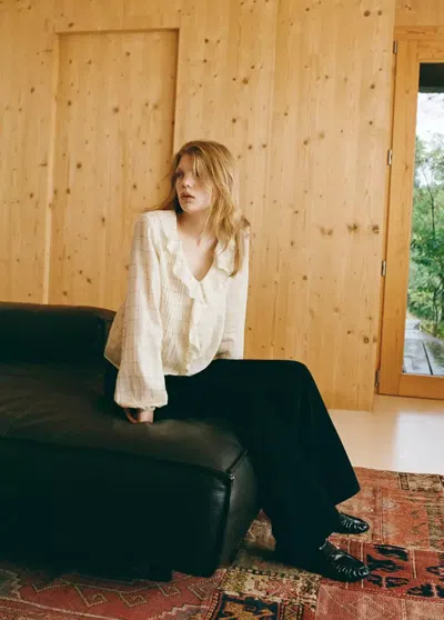 Mango Blouse À Carreaux À Volants In Blanc Cassé