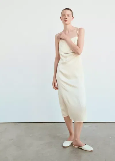 Mango Chemise De Nuit En Viscose Satinée Avec Passepoil Contrasté In Ivoire