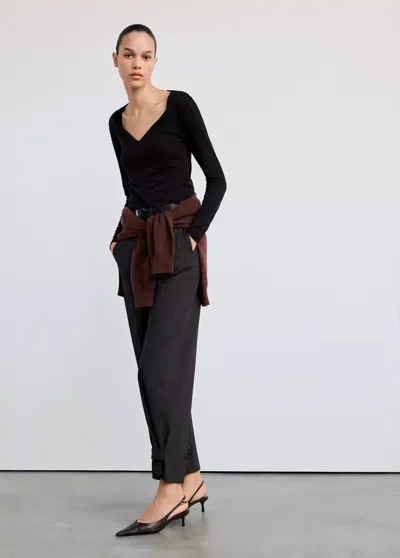 Mango T-shirt Ajusté À Col En V In Noir