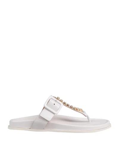 Manila Grace Toe Strap Sandals In White
