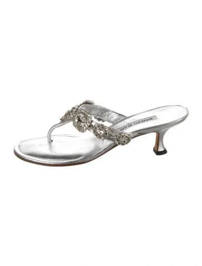 Pre-owned Manolo Blahnik Leather Crystal Embellishments Flip Flops In Metallic/silver