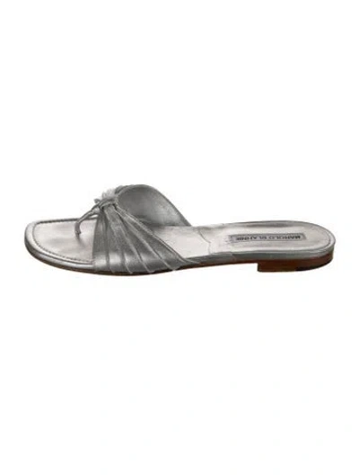 Pre-owned Manolo Blahnik Leather Flip Flops In Metallic/silver