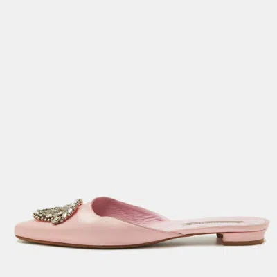 Pre-owned Manolo Blahnik Okkatomu Size 36.5 Pink Satin Crystal Embellished Crest Flat Mules