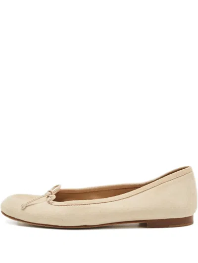 Pre-owned Manolo Blahnik Veralli Bow Suede Ballet Flats In Neutral